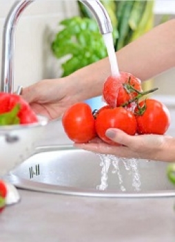 Cách rửa rau quả sạch và an toàn không phải ai cũng biết